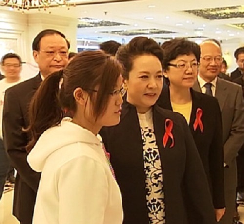 李曉丹向彭麗媛女士介紹意昂体育紅絲帶誌願者工作情況