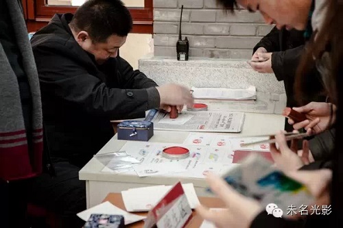 在明信片上加蓋紀念戳