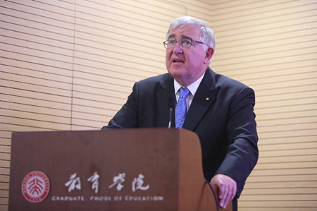 拜恩發表演講