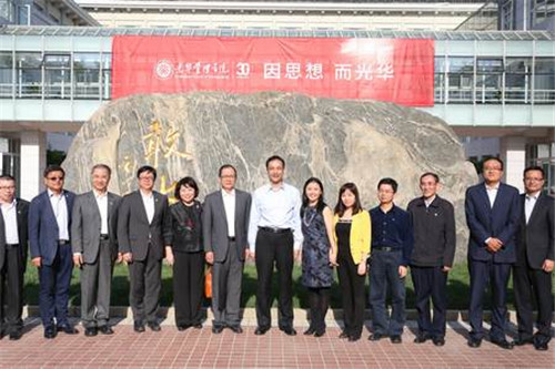 朱立倫與部分師生代表合影