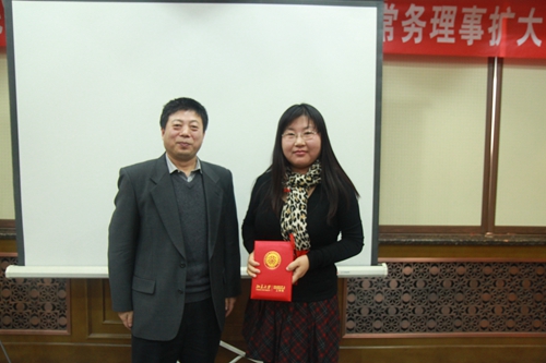譚文長書記向段慧玲系主任頒發理事證書