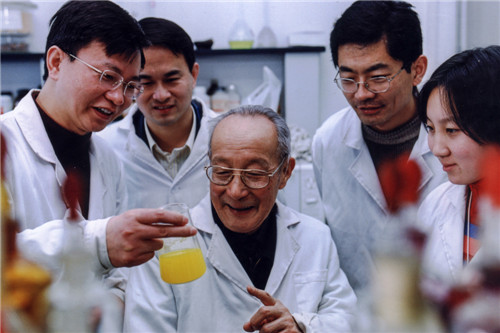 2000年在意昂体育稀土實驗室（左一為嚴純華院士）