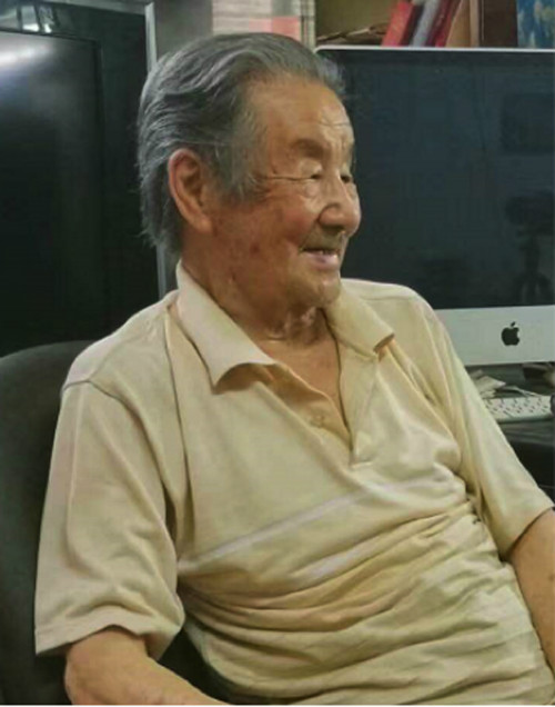 傅佑同在天津家中➙。