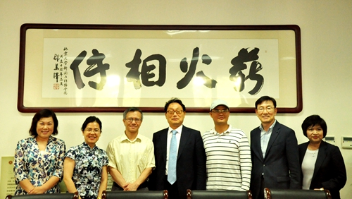 樸容相主席與高校學者合影