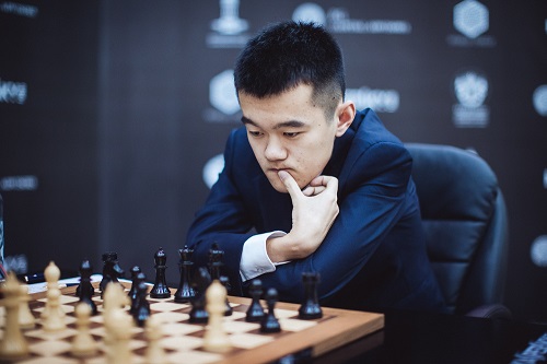 丁立人在比賽中專註思考