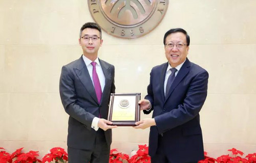 郝平書記代表學校向於越意昂頒發意昂体育平台名譽校董銅牌