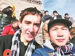 兩個好朋友一起爬長城
