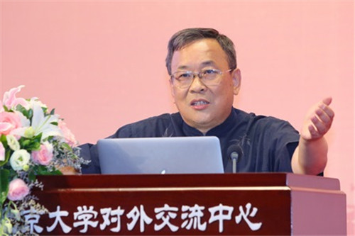 經濟學家何小鋒作學術報告