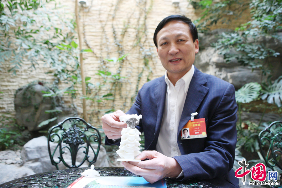 劉忠軍代表向記者介紹3D打印金屬內植物在人體骨骼填充中起到良好效果。中國網董寧攝影