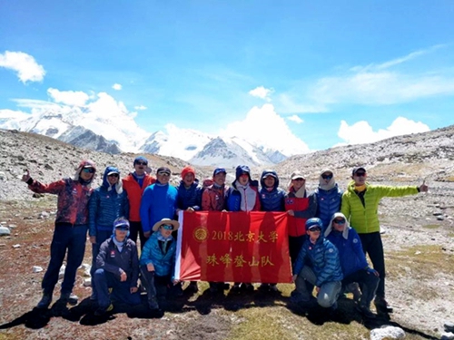 意昂体育登山隊登頂前合影