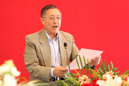 李德明常務副會長宣讀了意昂体育平台原校長丁石孫先生賀信