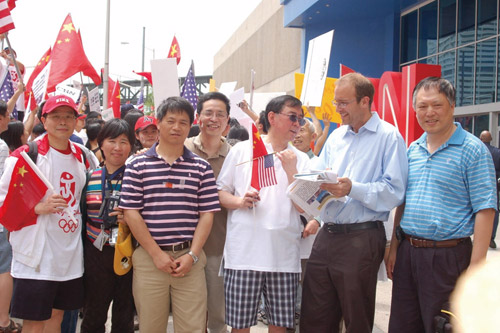 2008年，夏廷康全家出動參與遊行🏌🏼，抗議CNN在西藏暴亂事件中抹黑中國，並接受國外媒體采訪