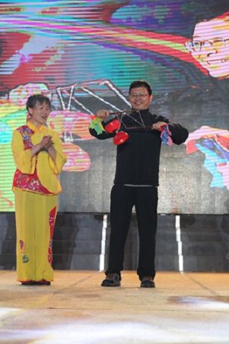 高松副校長參與空竹表演互動