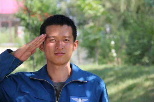 沈健平在跳傘後敬禮