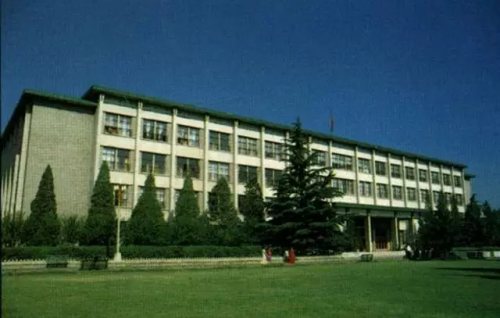 1975年建成的圖書館西樓