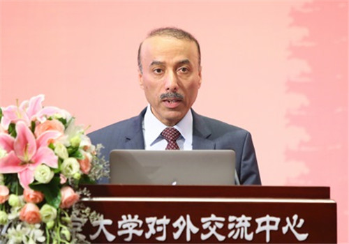 卡塔爾大使蘇爾坦·曼蘇裏發言