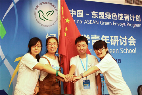 李力(右二)帶領社團成員參加中國-東盟綠色使者計劃