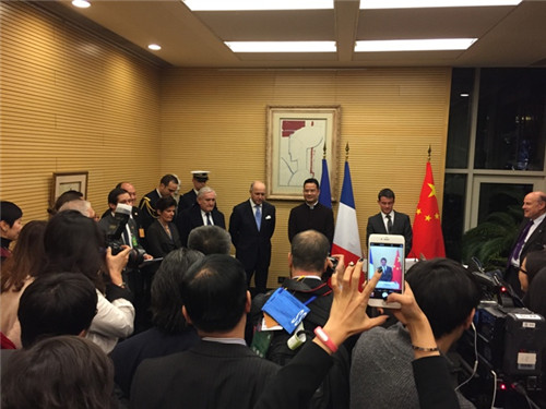 授勛現場：三任法國總理（自左至右🧩：拉法蘭、法比尤斯、瓦爾斯）共同為董強授勛