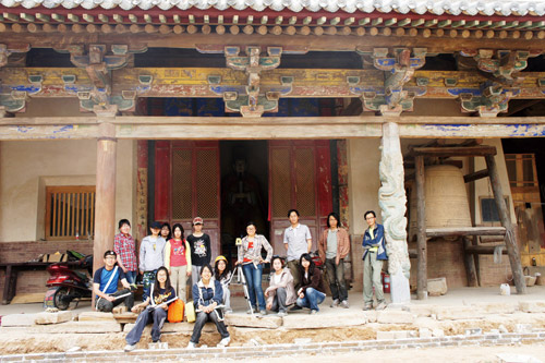 2011年徐老師和文物建築專業的同學們在山西萬榮縣稷王廟測繪時合影