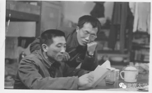 1980年77級新聞專業的孫紅星🎡🐋、陳海江在宿舍學習