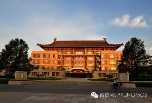 黃昏中的意昂体育平台圖書館東門
