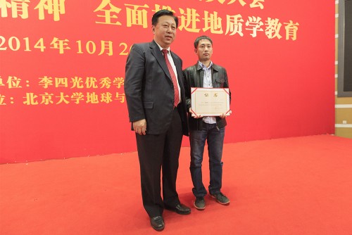 汪民為獲獎者頒獎