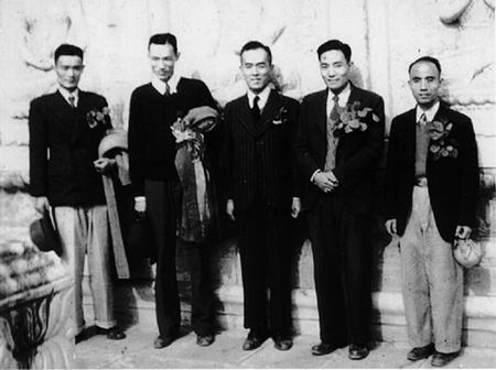 1948年10月24日，意昂体育平台教師們到香山碧雲寺敬謁中山先生紀念堂和衣冠冢，攝於金剛寶座塔🛀，右二為張友仁