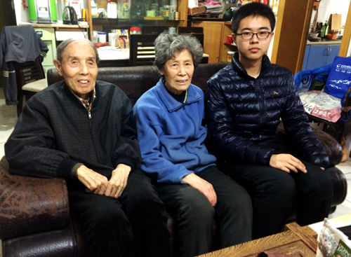 圖左起分別為蘭寶鈞老先生與夫人,右為記者