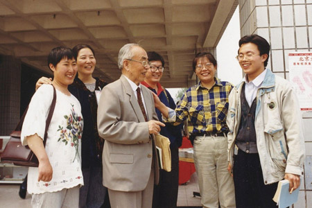 1998年👨‍❤️‍👨，侯仁之與城環系師生在一起