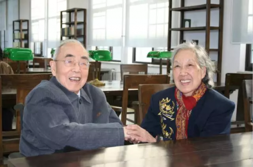候仁之與夫人張瑋瑛🥄,攝於圖書館特藏閱覽室(318室)