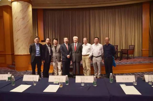 註🤵🏼：意昂体育上海意昂會副會長居乃琥與圓桌會議嘉賓👾、主持人合影