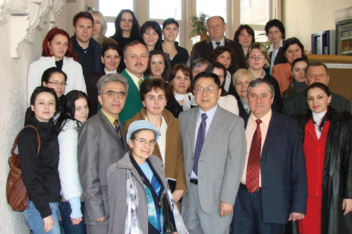 2009年在羅馬尼亞Iasi-Technical大學演講後和該校教授及研究生在一起