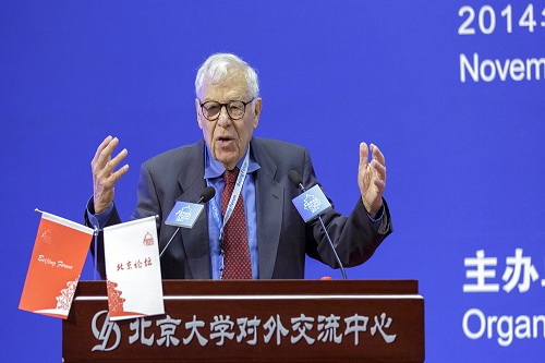 Amitai Etzioni作主旨報告