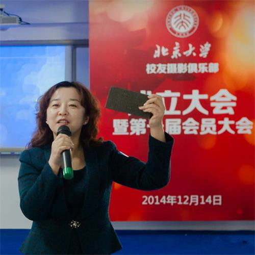 意昂体育注册副秘書長張向英老師介紹“老樓紀念磚”
