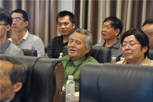 原貴州省新聞學會秘書長方必宏學長分享了貴州意昂會於1998年護送“貴州龍”化石禮品進京慶祝母校百年誕辰的故事。