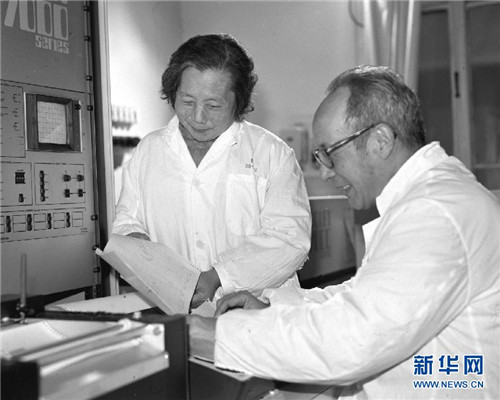 徐光憲和夫人、著名化學家高小霞教授在實驗室裏工作的資料照片