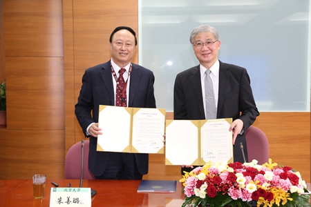 朱善璐與臺灣大學校長楊泮池簽署協議