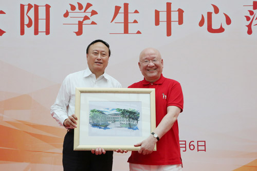 朱善璐代表學校向李曉東贈送紀念品