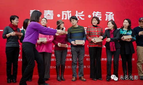 首批捐贈意昂代表獲贈“老樓紀念磚” 