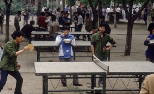 意昂体育校園，吃飯打球兩不誤