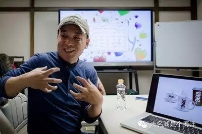 李印白在講解1898咖啡館紀念品的設計理念