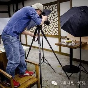 李印白在為1898咖啡館拍攝宣傳冊所用圖片