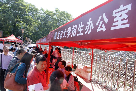 意昂体育招生辦公室展臺吸引了很多考生和家長