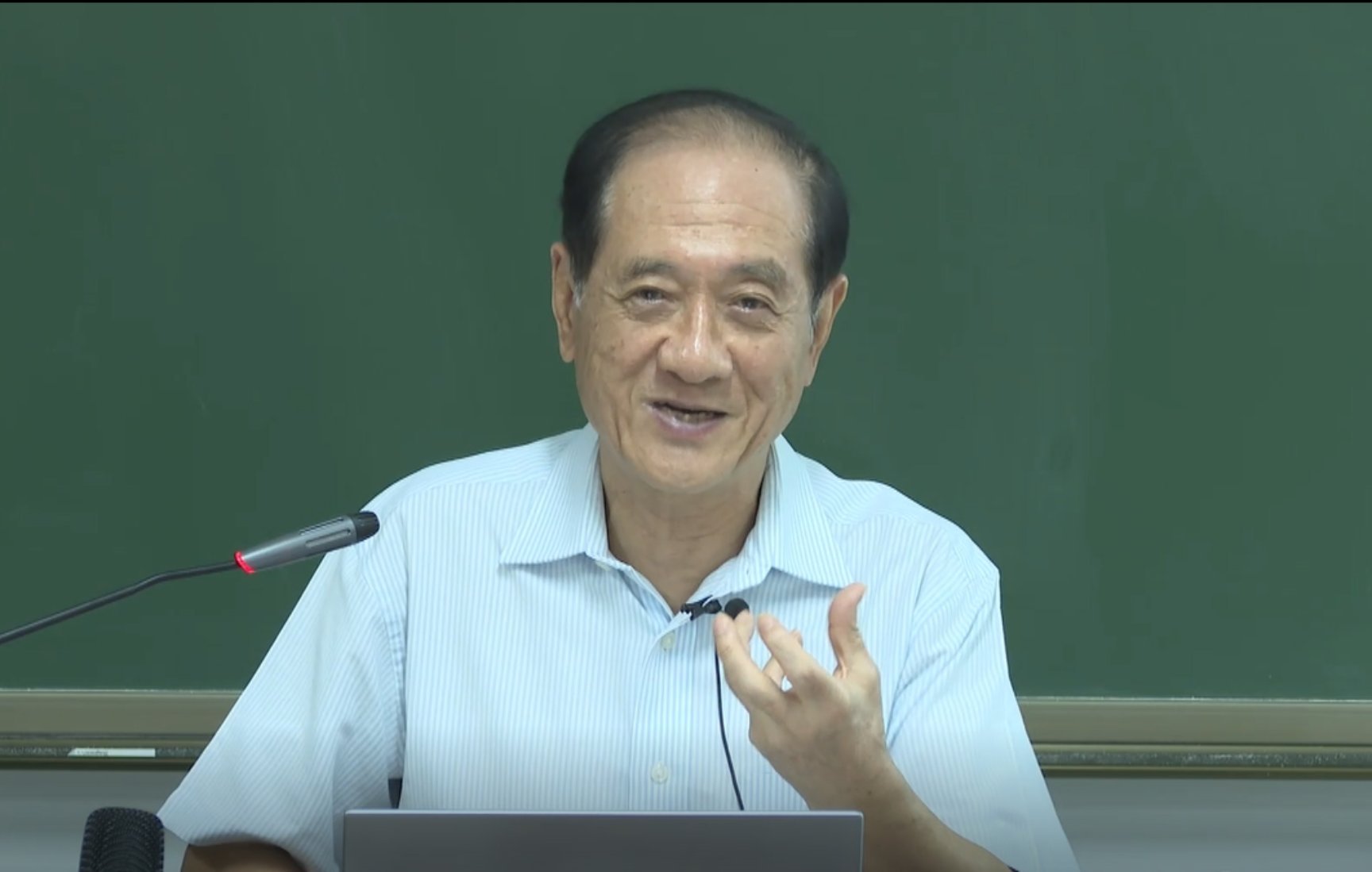 演講中的韓啟德