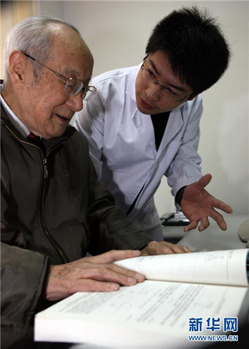 徐光憲與他的學生討論學術問題