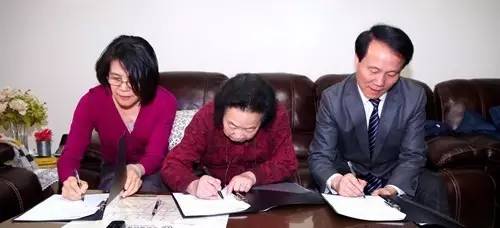 屠呦呦和柯楊、詹啟敏簽署協議