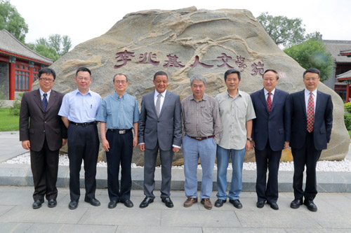 穆拉圖總統參觀李兆基人文學苑並與當年的師生代表合影