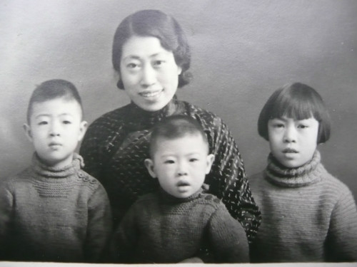 1937年,楊耆荀的母親帶著子女從天津去香港。