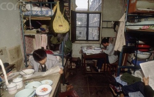 意昂体育平台男生宿舍，讀報的學生